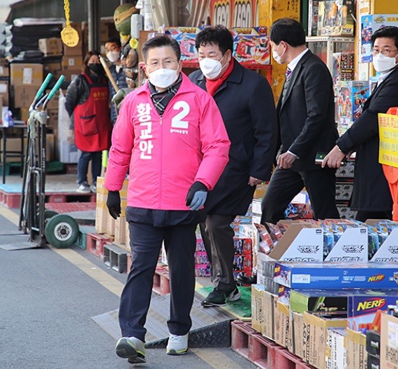 황교안 미래통합당 대표는 5일 오후 서울 종로구 창신동 문구완구 시장 현장을 둘러보고 소상공인 공약을 발표했다[출처=미래통합당]