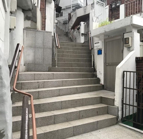 골목길의 낡은 계단이 친환경 계단으로 재탄생[출처=종로구청]