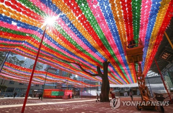 경자년 부처님오신날(4월 30일)을 앞두고 18일 오후 연등이 설치된 서울 종로구 견지동 조계사 경내[출처=연합뉴스]