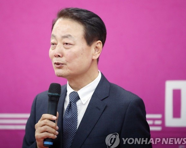 대표직 사퇴 발표하는 한선교 의원[출처=연합뉴스]