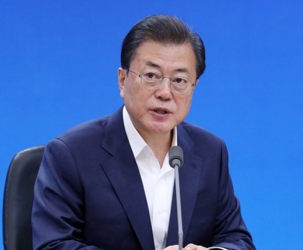 문재인 대통령은 25일 코로나19 진단시약 업계와 간담회를 개최했다[출처=연합뉴스]