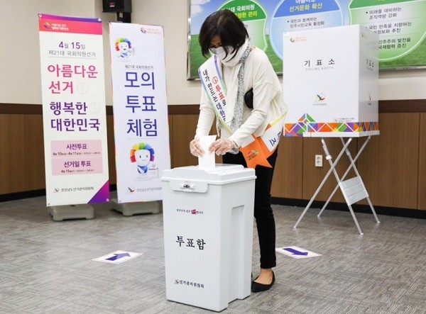 '마스크·위생장갑 끼고' 4·15 총선 모의투표 체험[출처=연합뉴스]