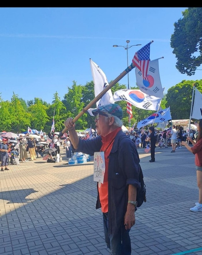 [포토] "부정선거, 재선거 당일투표, 수개표" 구호와 애국가만 부르는 잠실은 '평화의마을'