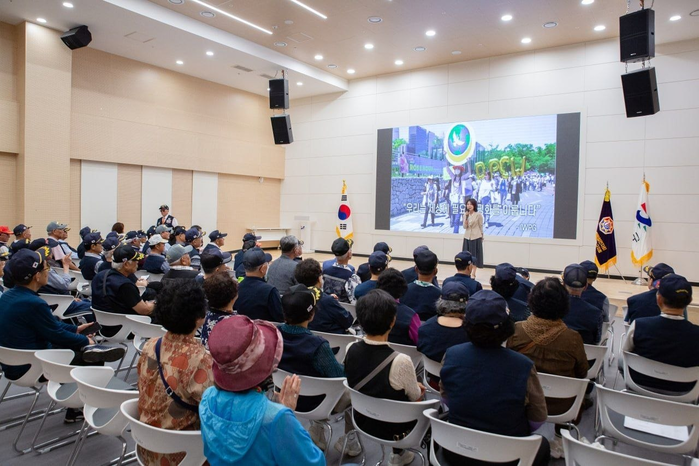 참전용사 손 잡은 여성들 … IWPG...