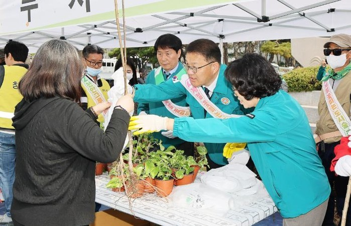 창원특례시, 봄맞이 시민 나무 나누어...