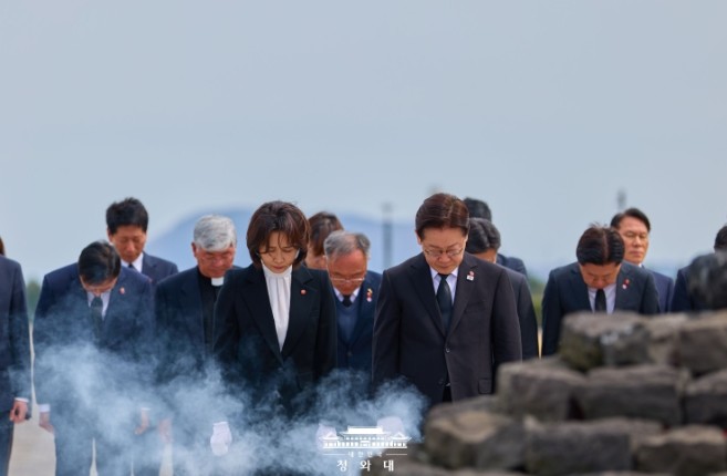 이재명 대통령 부부, 제주 4·3 평...
