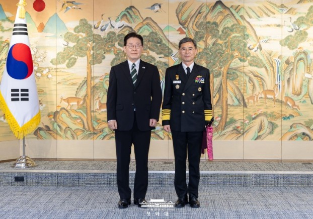 해군참모총장 진급 신고 및 수치 수여...