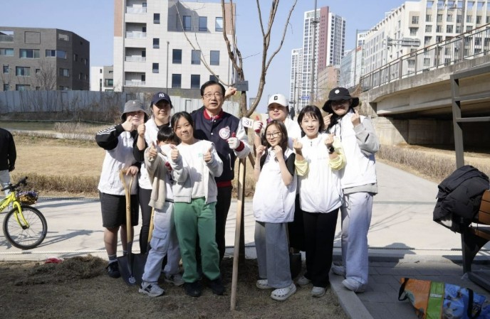 "우리 가족 첫 나무예요&q...