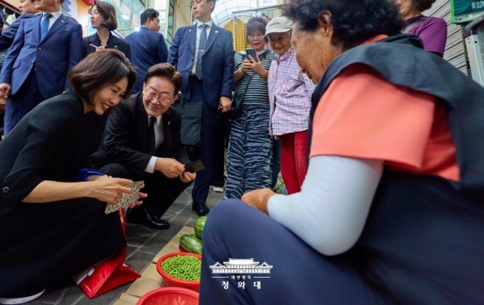 이재명 대통령 부부, 수원 팔달문시장...