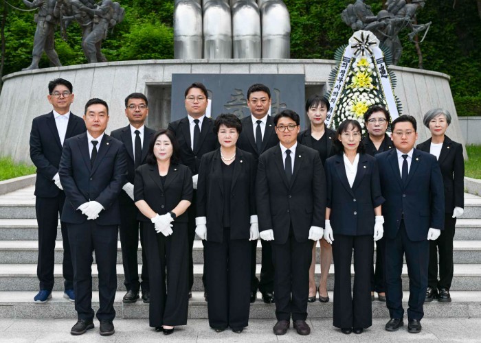 제10대 의정부시의회, 현충탑 참배로...