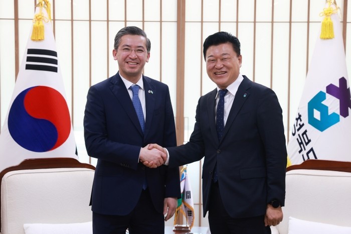 신용한 충북지사, 주한 우즈베키스탄 ...