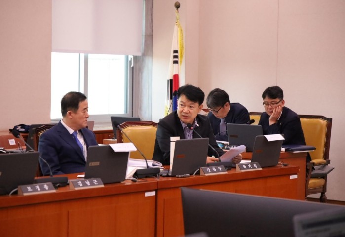 (복기왕 의원 국정감사... 질의에)...