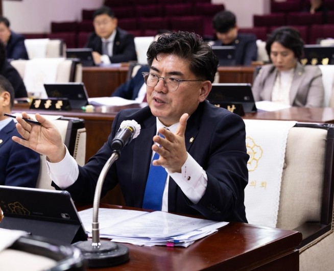 순천시의회 신화철 의원, 날카로운 시...